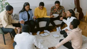 Os corações unidos em oração familiar criam laços que transcendem o cotidiano