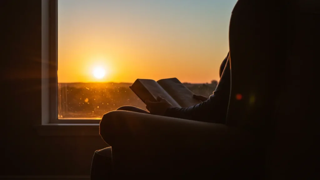 Os primeiros raios de sol te convidam a um encontro especial com Deus, renovando suas forças para o dia que se inicia.