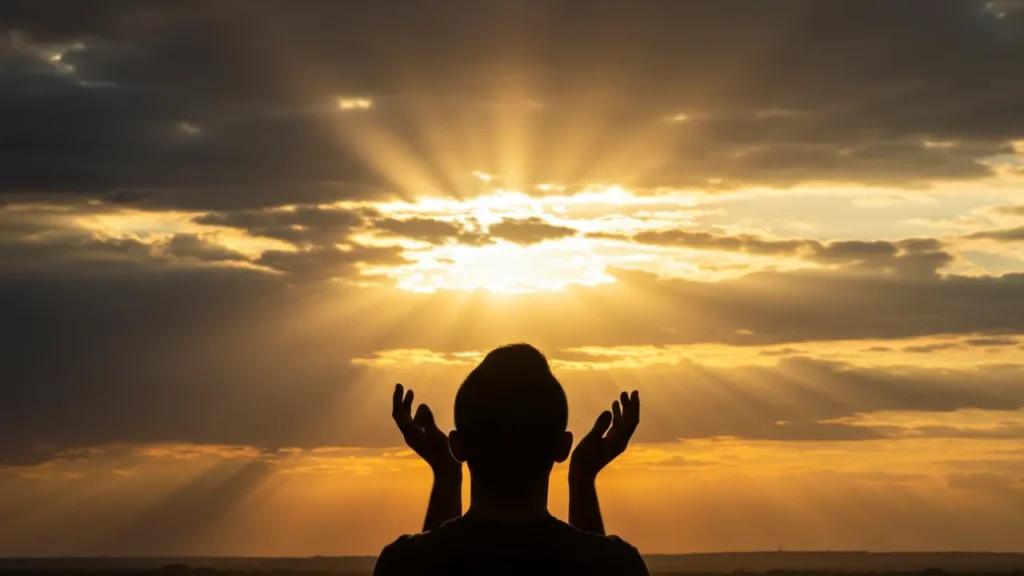 Pessoa orando ao pôr do sol com as mãos levantadas, raios dourados de luz atravessando nuvens, simbolizando prosperidade e esperança, estilo fotográfico realista, cores quentes