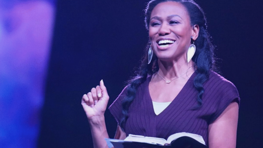 Retrato de Priscilla Shirer sorrindo, com a Bíblia na mão, mostrando leveza e sabedoria