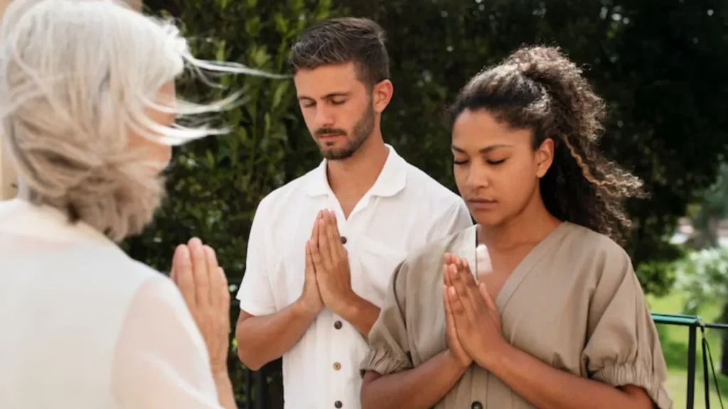 Grupo diverso  em oração - comunidade de espiritualidade prática