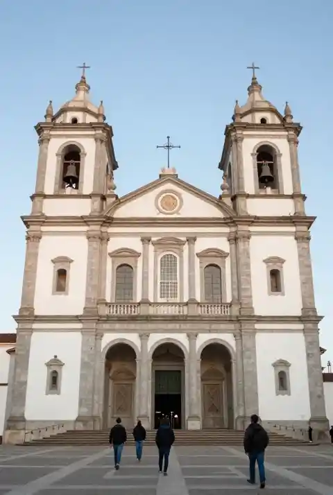 Fachada da Basilica Nacional de Nossa Senhora Aparecida com peregrinos